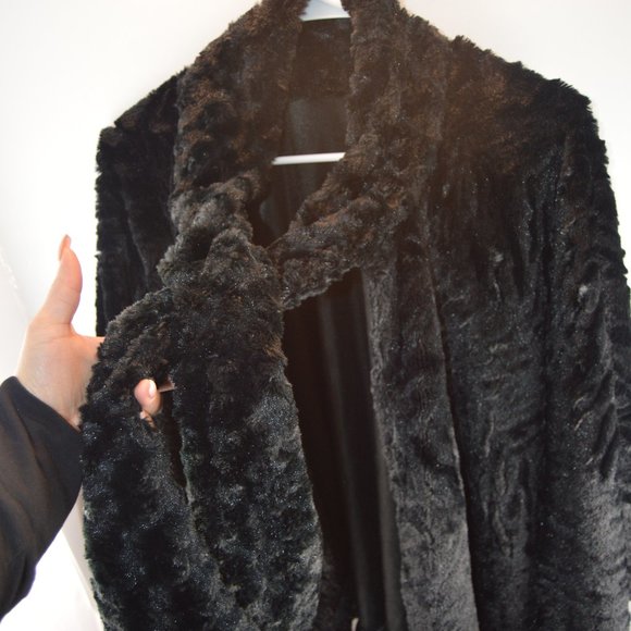 Black Textured Velvet Cape - Picture 5 of 8